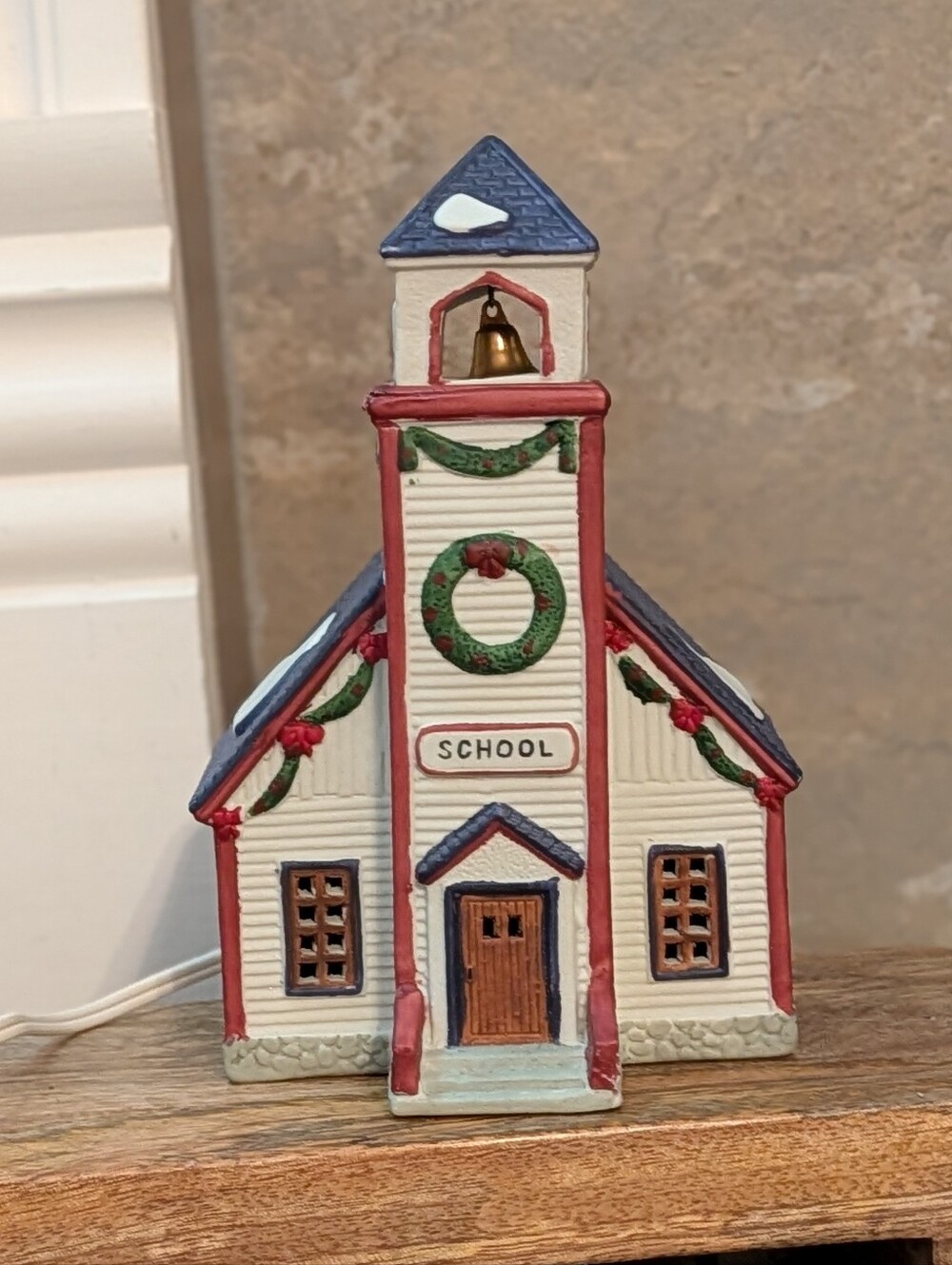Lemax  Vintage 1995 Christmas Village School Porcelain Lighted House